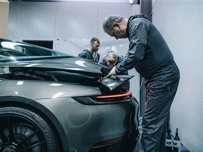 Чому варто вибрати захисну плівку для фарби замість воску?